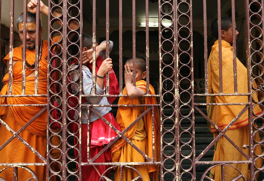 05_yellow.students.color.varanasi.traditional.india.jpg